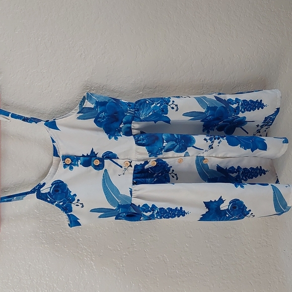 Girls blue and white floral dress with cream buttons and a satin like material. - Picture 2 of 6